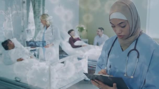 在一名女性和女性保健工作者 她的同事和住院病人的视野中漂浮着大型Covid 19细胞的动画 Coronavirus Covid 19大流行病概念数字组合 — 图库视频影像