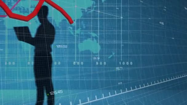 Animace Zpracování Dat Plovoucích Diagramů Mapě Světa Nad Siluetami Lidí — Stock video