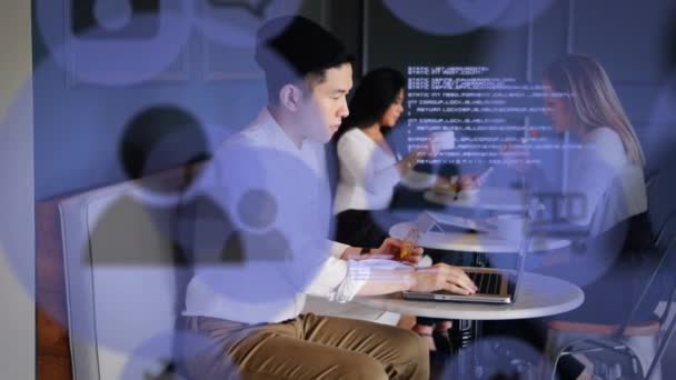 Animation d'icônes flottantes et traitement de données sur un groupe de personnes multi-ethniques assises à table et mangeant. Concept global de réseau et de connexion image générée numériquement.