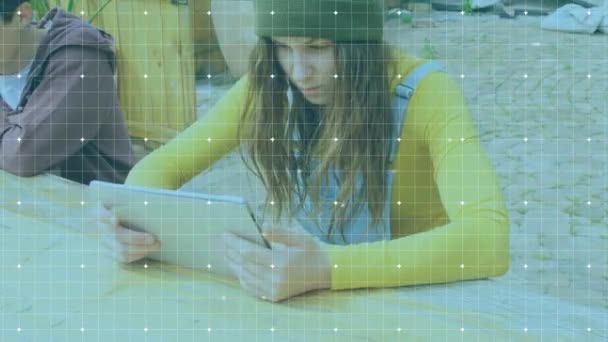 Animation d'un réseau de connexions avec des icônes sociales flottant sur le couple caucasien à l'aide d'une tablette et d'un ordinateur portable. Concept d'interface numérique d'ordinateur de sécurité en ligne généré numériquement