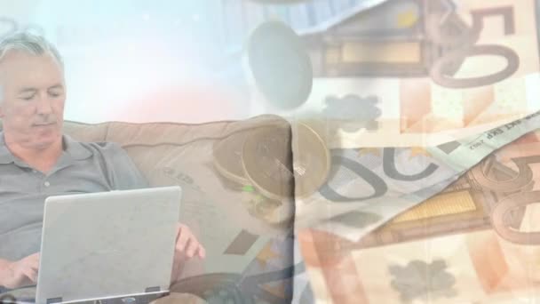 카프카스 노인이 유로화로 노트북을 애니메이션이 떨어졌다 글로벌 비즈니스 디지털 — 비디오