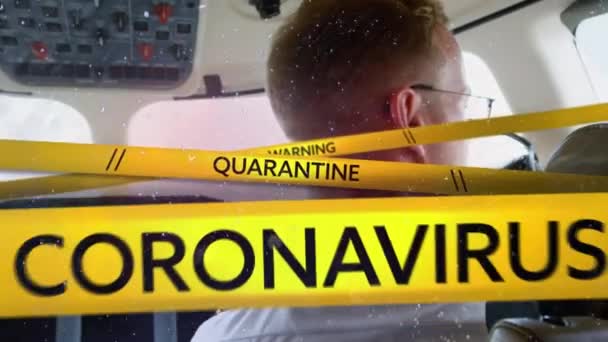 言葉QuarantineとCoronavirusと黒と黄色のストライプのアニメーションは 飛行機に乗る2人の男性パイロットの背面ビューに落ちます コロナウイルスCovid 19パンデミックコンセプトデジタル複合体 — ストック動画