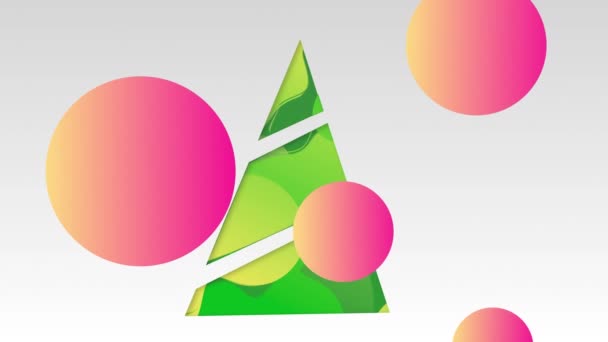 白い背景にオレンジ色からピンクのボールとカラフルな幾何学的な形で形成されたデジタル緑のクリスマスツリーのアニメーション — ストック動画