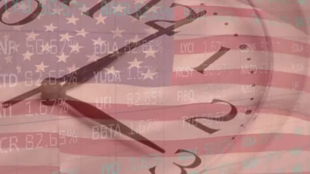 アメリカの旗を振って時計とデータ処理を移動するアニメーション 米国の国旗と休日のコンセプトデジタル組成物 — ストック動画