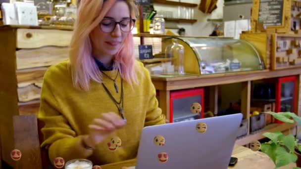 Анимация Белой Женщины Работающей Ноутбуке Над Плавающими Смайликами Глобальная Концепция — стоковое видео