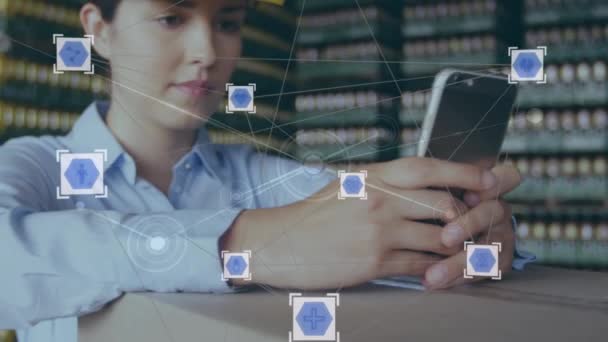 一个连接网络的动画漂浮在白种人女人的桌上 使用智能手机 数字在线安全计算机接口概念数字生成 — 图库视频影像