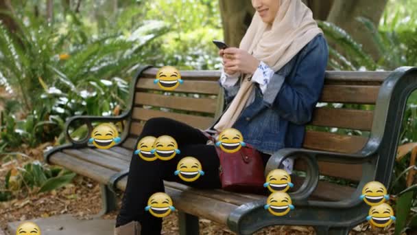 Animazione Icone Emoji Digitali Galleggianti Donne Miste Che Indossano Hijab — Video Stock