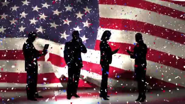 五彩纸屑的动画落在那些在背景中挥动着美国国旗的人身上 美利坚合众国国旗和假日概念数字构图 — 图库视频影像