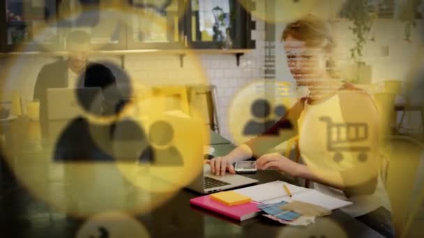 Animatie Van Iconen Zwevend Blanke Vrouw Die Aan Haar Laptop — Stockvideo