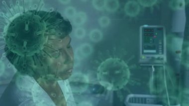Hastanede yatağında oturan melez bir kadın hastaya bakan makro Covid-19 hücrelerinin animasyonu. Coronavirus Covid-19 pandemik konsept dijital bileşik