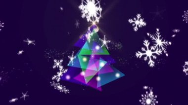 Mor zemin üzerine yağan karla birlikte renkli geometrik şekillerle oluşan dijital Noel ağacının animasyonu. Noel kutlaması ve şenlik konsepti dijital olarak oluşturuldu.