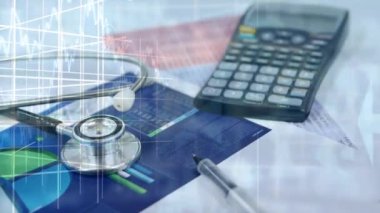 Arka planda steteskop ve hesap makinesi üzerinden kaydedilen finansal istatistiklerin animasyonu. Küresel finans ve iş konsepti dijital bileşimi.