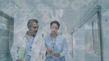 Hastanede dolaşan çok ırklı erkek ve kadın sağlık çalışanlarının bakış açısından süzülen makro covid-19 hücrelerinin animasyonu. Coronavirus Covid-19 pandemik konsept dijital bileşik