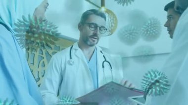 Hastanede tartışan çok ırklı erkek ve kadın sağlık çalışanlarının görüşü üzerinde yüzen makro Covid-19 hücrelerinin animasyonu. Coronavirus Covid-19 pandemik konsept dijital bileşik