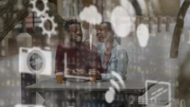 Afro-Amerikalı çiftin veri işleme ve simgeler üzerinde oturup konuştuğu animasyon. Küresel ağ ve bağlantı konsepti dijital olarak oluşturuldu.