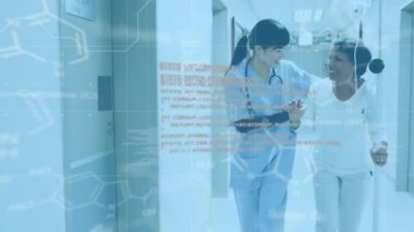 Asyalı kadın sağlık çalışanı ve hastasının hastane koridorunda yürüdüğünü gören makro Covid-19 hücrelerinin animasyonu. Coronavirus Covid-19 pandemik konsept dijital bileşik