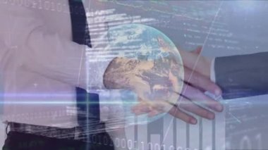 İş adamlarının el sıkışması ve küresel ve finansal veri işlemesi. Küresel finans ve iş konsepti dijital bileşik.