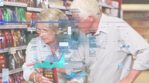 在杂货店用购物车和财务数据处理来激励白人老年夫妇购物 全球金融和购物概念数字组合 — 图库视频影像