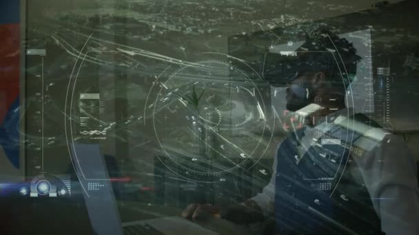 애니메이션은 헤드셋을 착용하고 교통이 위에서 디지털 인터페이스를 스캔한다 온라인 게이션 — 비디오