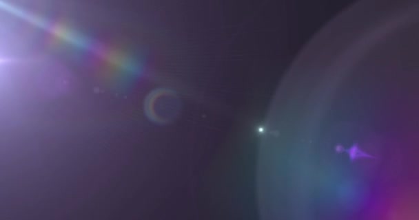 紫光背景下 光透镜闪焰在无缝隙环中催眠运动的发光白斑动画 — 图库视频影像
