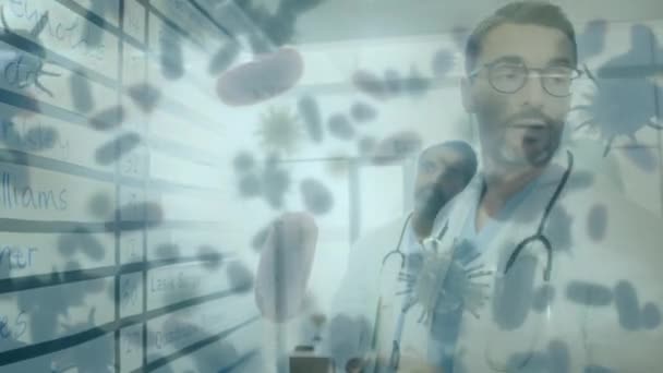 Animation de la macro Covid-19 et des cellules sanguines flottant au-dessus d'une vue des travailleurs de la santé discutant à l'hôpital. Coronavirus Covid-19 pandémie concept composite numérique