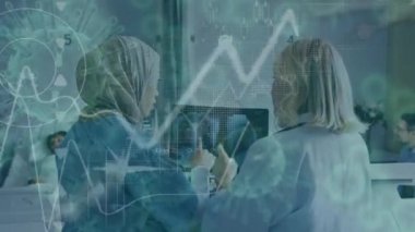 İki çok ırklı kadın sağlık çalışanının hastanede tartıştığı bir görüşe göre yüzen ve veri işleyen covid-19 hücrelerinin animasyonu. Coronavirus Covid-19 pandemik konsept dijital bileşik.