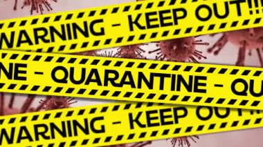 Siyah ve sarı çizgili animasyonlar UYARI, KEYE ve KARANTINE pembe arka planda yüzen makro hücre modellerinin üzerine düşüyor. Coronavirus Covid-19 pandemik konsept dijital bileşik
