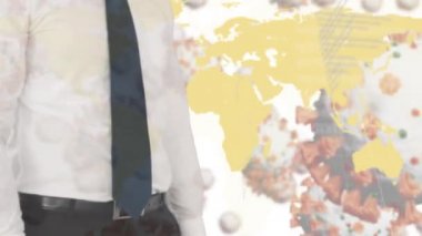 Covid-19 Coronavirus hücrelerinin animasyonu iş adamı ve işkadını üzerinde yüzüyor ve dünya haritası ve veri işleme ile el sıkışıyor. Küresel finans ve Covid 19 salgın konsepti dijital bileşik.