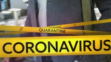 UYARI, CORONAVIRUS, KARANTINE gibi kelimelerle dolu siyah ve sarı çizgili animasyonlar havaalanındaki iş adamlarının orta kesimine düşüyor. Coronavirus Covid-19 pandemik konsept dijital bileşik