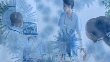Bir grup erkek ve kadın sağlık çalışanının hastanede tartıştıkları bir görüntü üzerinden yüzen ve veri işleyen Coperid 19 hücrelerinin animasyonu. Coronavirus Covid-19 pandemik konsept dijital bileşik.