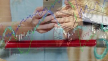 Marketten alışveriş yapan bir kadının akıllı telefon, dünya turu ve finansal veri işleme üzerinden mesaj attığı animasyon. Küresel finans ve alışveriş kavramı dijital bileşik.