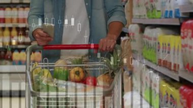 Markette alışveriş yapan yaşlı adamın akıllı telefonunu ve finansal veri işlemlerini kullanarak alışveriş yaptığı animasyon. Küresel finans ve alışveriş kavramı dijital bileşik.