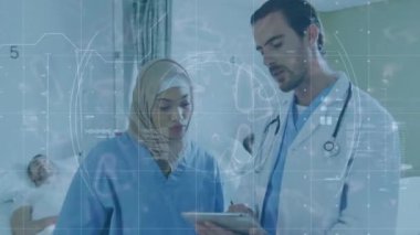 Çoklu etnik erkek ve kadın sağlık çalışanlarının hastanede tartıştığı bir ortamda yüzen ve veri işleme kovid 19 hücresinin animasyonu. Coronavirus Covid-19 pandemik konsept dijital bileşik.