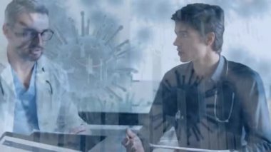 Makro covid-19 hücrelerinin animasyonu hastanede tartışan üç beyaz erkek sağlık çalışanının görüntüsü üzerinde yüzüyor. Coronavirus Covid-19 pandemik konsept dijital bileşik