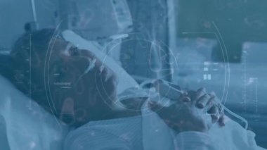 Hastane yatağında yatan melez bir kadın hastanın üzerinde yüzen makro hücrelerin animasyonu. Coronavirus Covid-19 pandemik konsept dijital bileşik