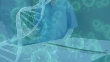 Hastane koridorunda yürüyen melez bir kadın sağlık görevlisi görüntüsü üzerinde yüzen makro covid-19 hücreleri ve DNA modelinin animasyonu. Coronavirus Covid-19 pandemik konsept dijital bileşik