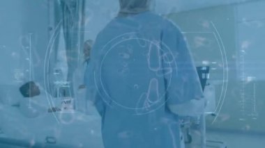 Makro covid-19 hücrelerinin animasyonu iki kadın sağlık çalışanı ve hastalarını hastanede sıcak tutuyor. Coronavirus Covid-19 pandemik konsept dijital bileşik