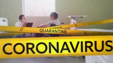 UYARI, KARANTINE, CORONAVIRUS kelimelerini taşıyan siyah ve sarı çizgili animasyonlar erkek sağlık çalışanı ve hastasına bakıyor. Coronavirus Covid-19 pandemik konsept dijital bileşik