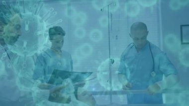 Çok ırklı kadın ve erkek sağlık çalışanlarının hastanede tartıştığı bir grup görüşün üzerinde yüzen makro covid-19 hücrelerinin animasyonu. Coronavirus Covid-19 pandemik konsept dijital bileşik