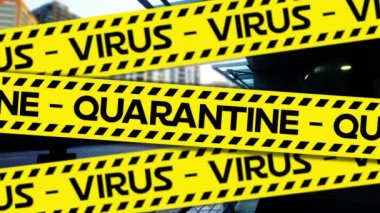Siyah ve sarı çizgili animasyonlarda QuaranTINE ve VIRUS kelimeleri arka planda bir sokak manzarasının üzerine düşüyor. Coronavirus Covid-19 pandemik konsept dijital bileşik