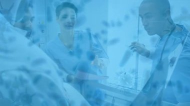 Çoklu etnik erkek ve kadın sağlık görevlileri ve hastanedeki hastalarının bakış açısından süzülen makro Covid-19 hücrelerinin animasyonu. Coronavirus Covid-19 pandemik konsept dijital bileşik