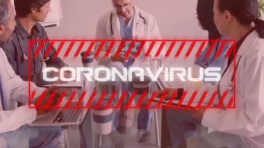 Bir grup erkek ve kadın sağlık çalışanının hastanede tartıştığı bir manzara üzerine beyaz kelime CORONONAVIRUS ile kırmızı tabelanın animasyonu. Coronavirus Covid-19 pandemik konsept dijital bileşik.