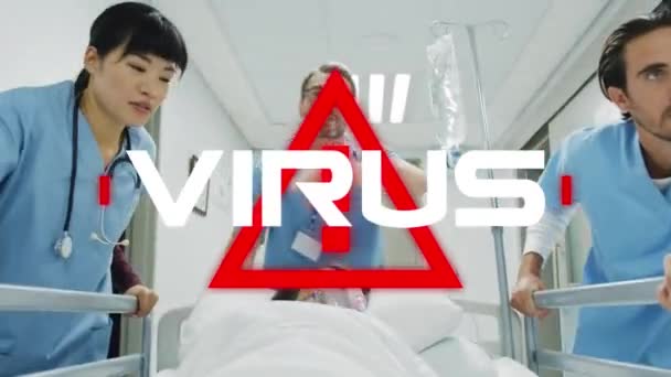 男性と女性の医療従事者のグループのビューの上に白い単語ウイルスを持つ赤い看板のアニメーション患者とベッドをむち打つ コロナウイルスCovid 19パンデミックコンセプトデジタル複合体 — ストック動画