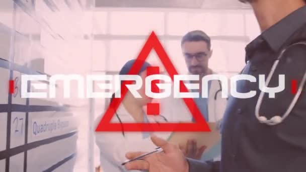 病院で議論されている男性と女性の医療従事者のグループの観点から 白い単語 緊急性 を持つ赤い看板のアニメーション コロナウイルスCovid 19パンデミックコンセプトデジタル複合体 — ストック動画