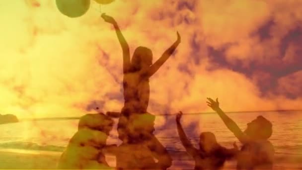オレンジ色の雲が立ち並ぶ海辺で楽しむ風船を持った男女の仲間たちとの幸せな女性のピギーバックのアニメーション 友情の幸福コンセプトデジタル複合体 — ストック動画