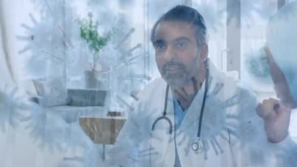 病院で議論されている多民族の女性と男性の医療従事者のグループのビューに浮かぶマクロCovid 19細胞のアニメーション コロナウイルスCovid 19パンデミックコンセプトデジタル複合体 — ストック動画