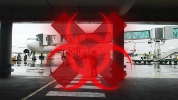 空港の航空機の眺めに点滅する赤い生物学的危険標識のアニメーション コロナウイルスCovid 19パンデミックコンセプトデジタル複合体 — ストック動画