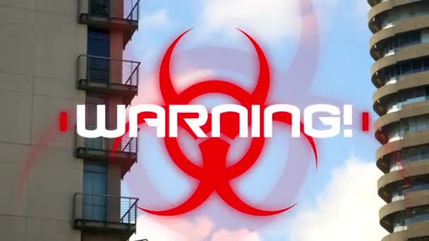 白い単語警告付きの赤い生物学的危険アイコンのアニメーション 背景にある2つの建物の眺めに点滅しています コロナウイルスCovid 19パンデミックコンセプトデジタル複合体 — ストック動画