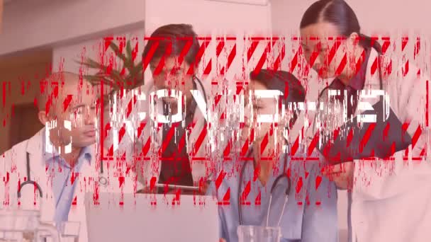 病院で議論されている男性と女性の医療従事者のグループの観点から Covid 19という白い言葉の赤い看板のアニメーション コロナウイルスCovid 19パンデミックコンセプトデジタル複合体 — ストック動画