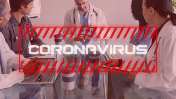 Animazione Cartello Rosso Con Scritta Bianca Coronavirus Vista Gruppo Operatori — Video Stock